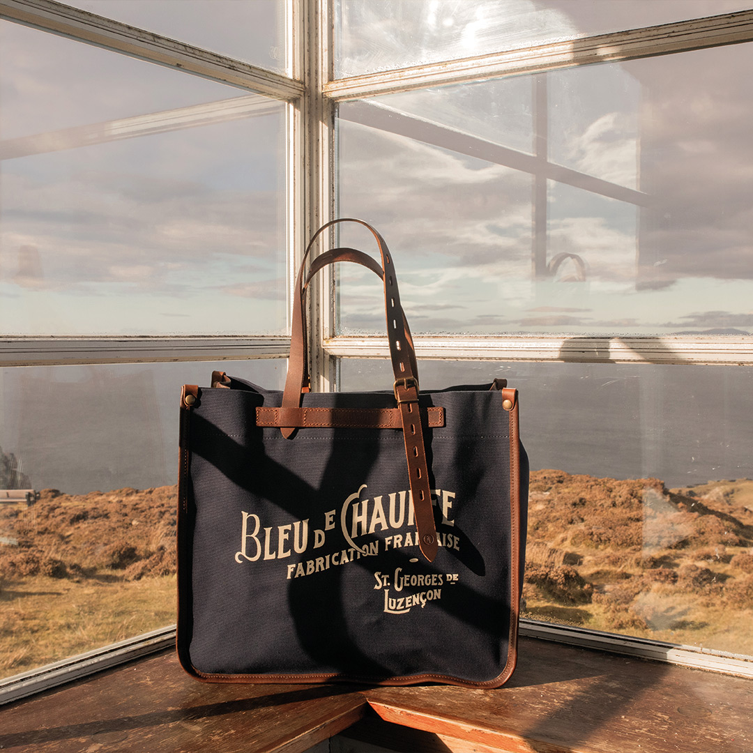 Shopping bag in front of a bay window overlooking the sea